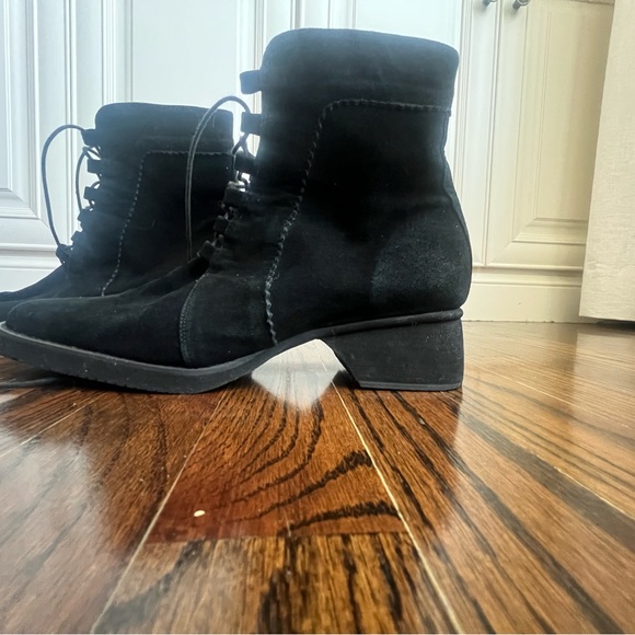 Andre Assous featherweight suede ankle boots SZ 9 made in Spain great condition. - Picture 6 of 8